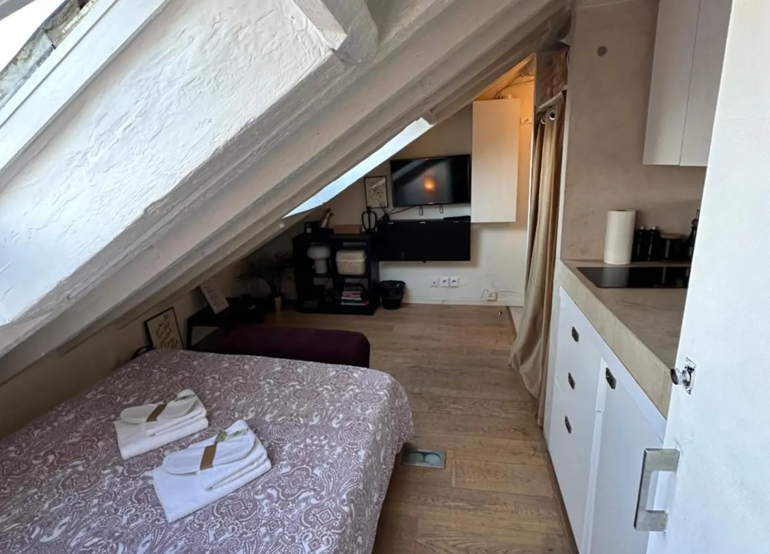 Marais Rooftop Studio - Metro Filles Du Calvaire Apartment Paris France
