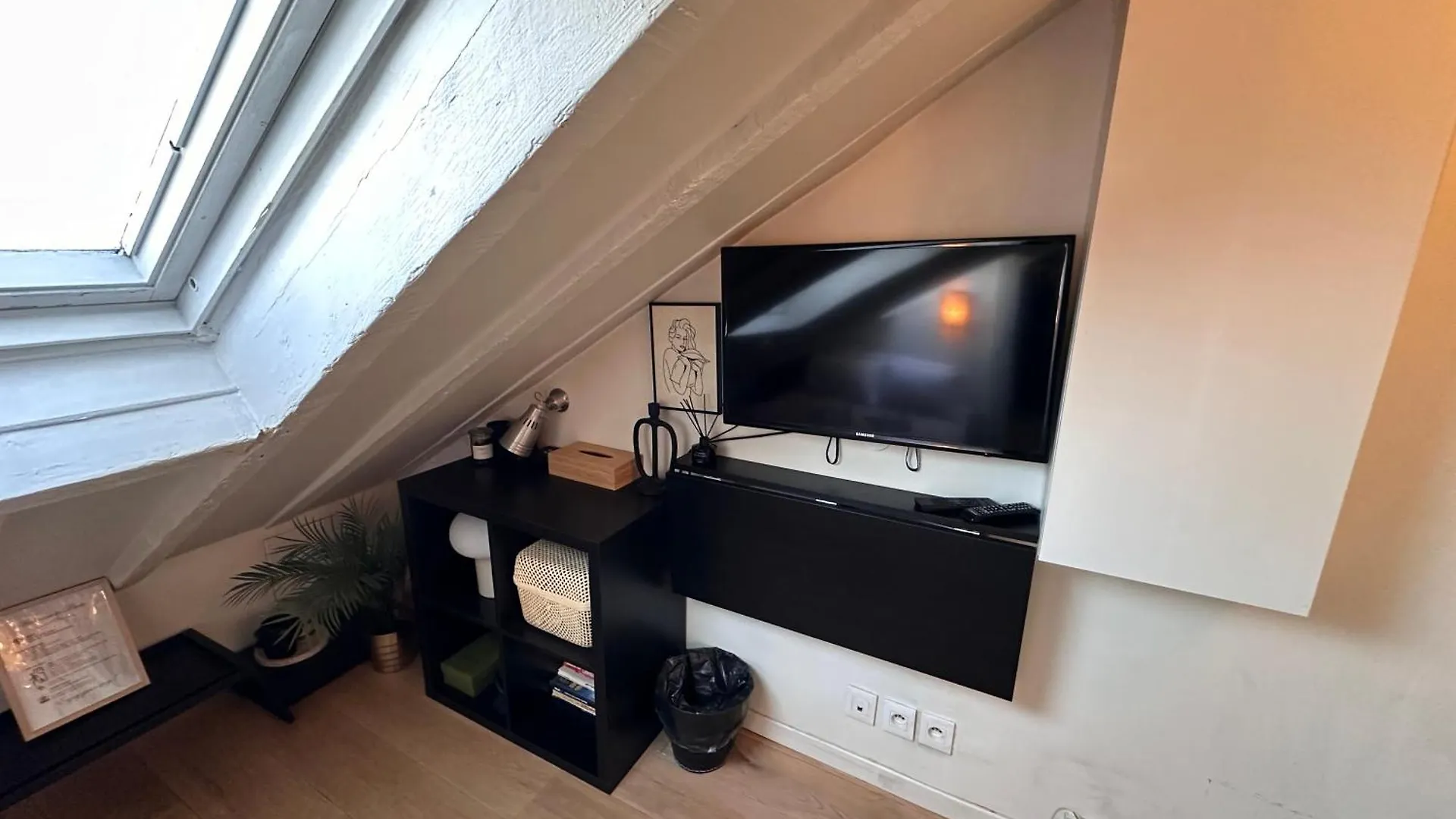 Marais Rooftop Studio - Metro Filles Du Calvaire Apartment Paris 0*,  France